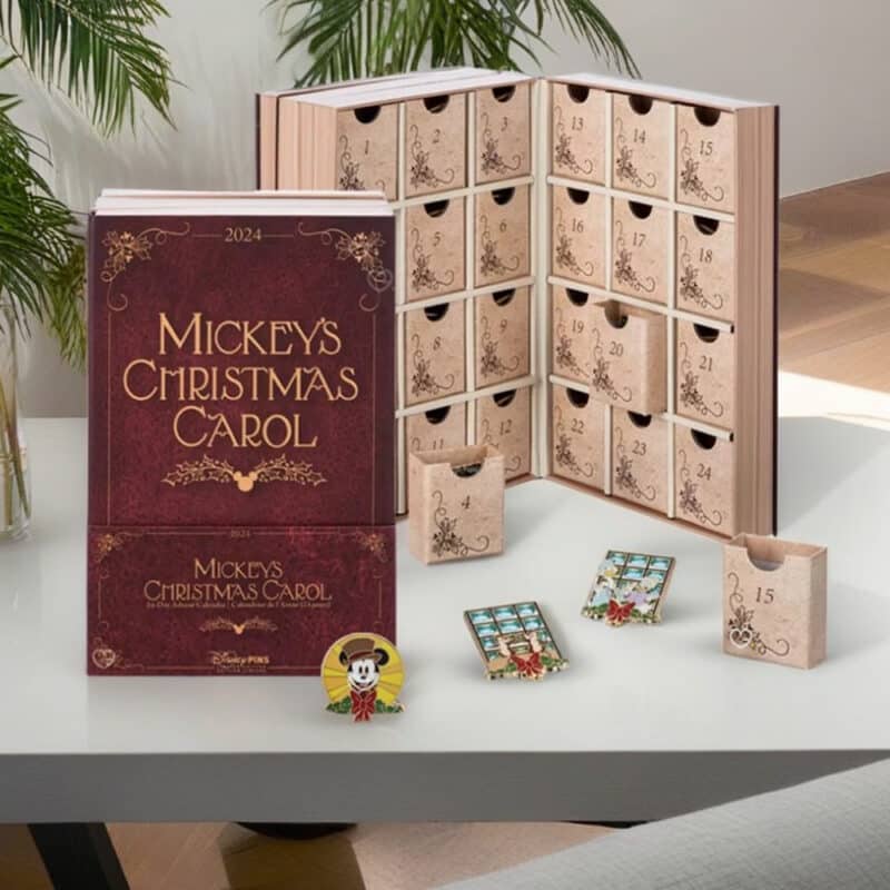 Calendrier de l'avent Disney Pins mystère 2024 contenant 24 pins à l'effigie des personnages Mickey, minnie, Donald...