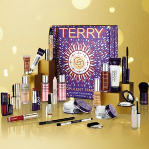 coffret beauté luxe violet calendrier de l'avent by terry 2023 contenant 24 essentiels maquillage et soin d'une valeur de 578 euros mascara, baume, serum