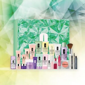 coffret beauté vert marqué d'un C blanc calendrier de l'avent Clinique 2023 contient 24 produits soins visage, corps et maquillage