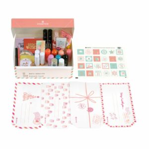 contenu calendrier de l'avent essence DIY 2023 avec produits de beauté et pochettes colorées à personnaliser