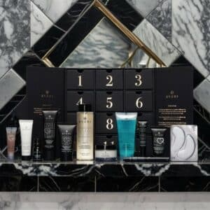Contenu complet du Calendrier de l'avent Avant Skincare 2024 ouvert avec produits beauté soin visage