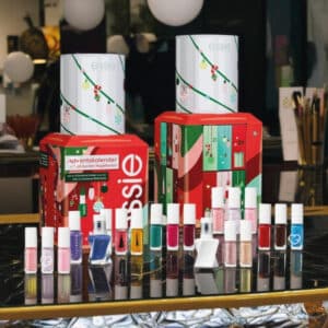 Calendrier de l'avent Essie 2024 en forme de pot de vernis XXL contenant 24 vernis, soins et accessoire nailart