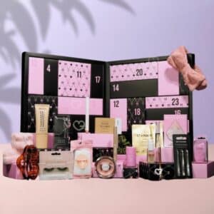 coffret beauté femme Calendrier de l'Avent Prettylittlething 2024 contenant maquillage, soins visage et accessoires beauté