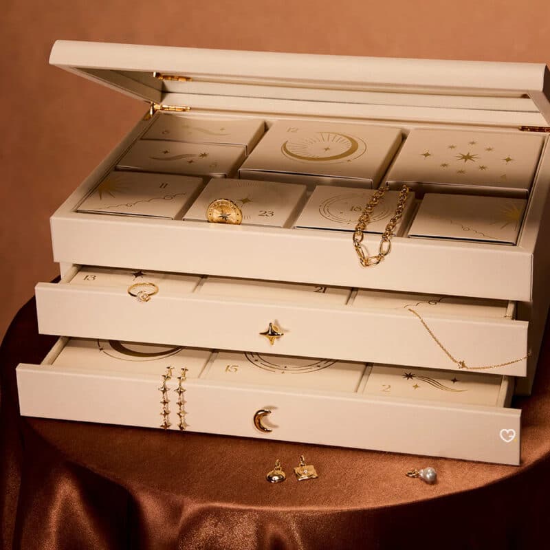 coffret luxe calendrier de l'avent astrid and miyu 2024 contenant 24 bijoux or ou argent pour femme : bracelet, bague, boucle d'oreilles...