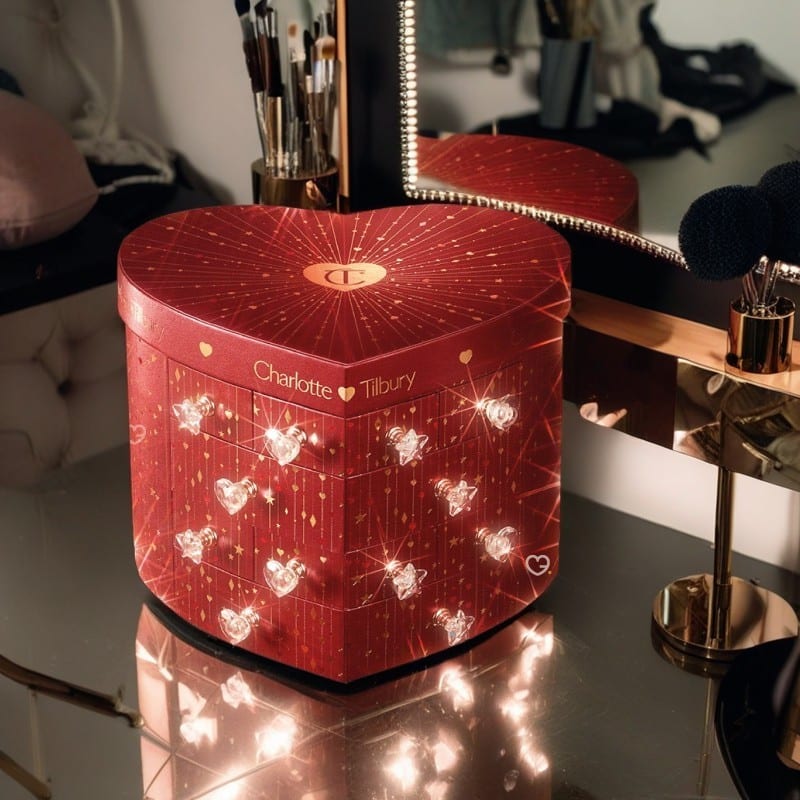 Calendrier de l'Avent Charlotte Tilbury 2024 en forme de coeur avec 12 produits de beauté maquillage