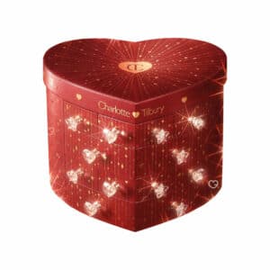 Calendrier de l'Avent Charlotte Tilbury 2024 en forme de coeur avec 12 produits de beauté maquillage