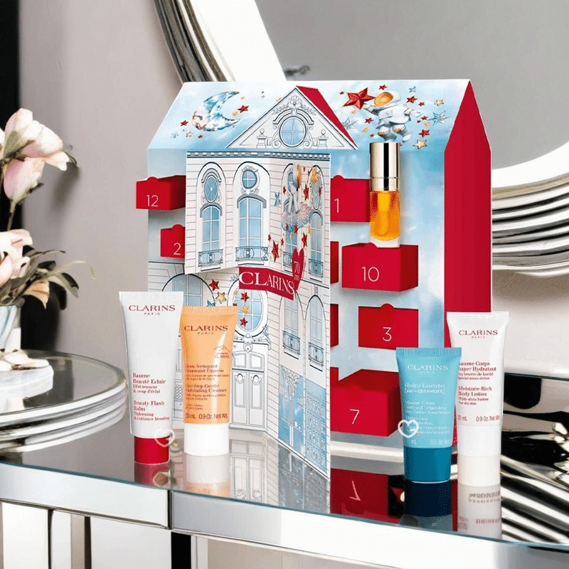 coffret maison de beauté calendrier de l'avent clarins 2024 contenant 12 produits cosmétiques visage et maquillage