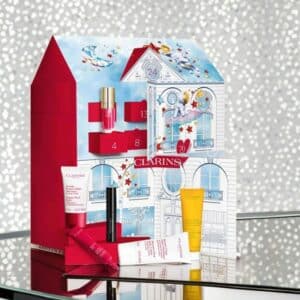 coffret beauté forme de maison, calendrier de l'avent clarins 2024 avec 24 soins visage, corps et maquillage