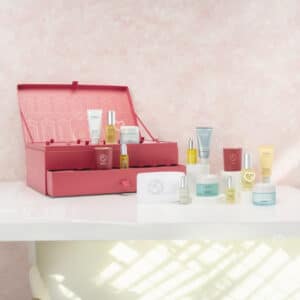 coffret luxe rouge calendrier de l'avent ESPA 2024 contenant 25 produits de beauté soins peau, visage et corps
