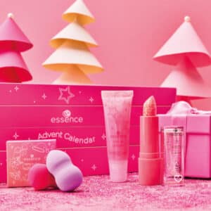 Calendrier de l'Avent Essence 2024 coffret Beauté ferme contenant cosmétiques visage et corps, maquillage et accessoires makeup