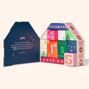 Calendrier de l'Avent Le Mini Macaron 2024 coffret rose et bleu nuit contenant 12 produits et accessoires beauté dédié à la beauté des ongles, manucure et nailart