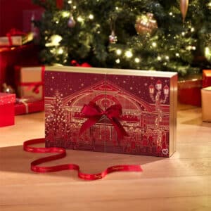 coffret beauté rouge bordeaux marionnaud 2024 avec 24 produits de beauté, soins, maquillage et accessoires