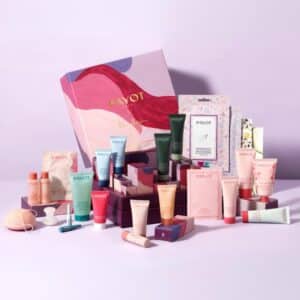 calendrier de l'avent payot 2024 illustré par Andréa Mongénie contenant 24 produits de beauté pour les soins visage et corps