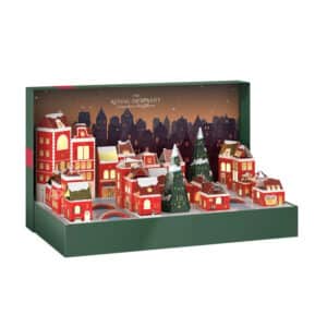 calendrier de l'avent rituals 2024 version deluxe représentant village de 24 maisons illuminées avec à l'intérieur des produits de beautés visage, corps et des bougies