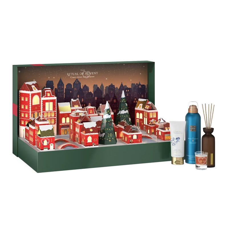 calendrier de l'avent rituals 2024 version deluxe représentant village de 24 maisons illuminées avec à l'intérieur des produits de beautés visage, corps et des bougies