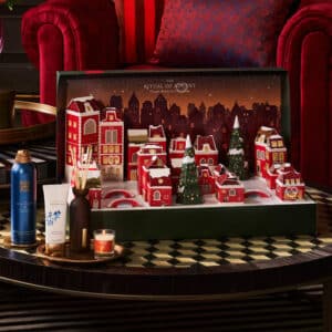 calendrier de l'avent rituals 2024 version deluxe représentant village de 24 maisons illuminées avec à l'intérieur des produits de beautés visage, corps et des bougies