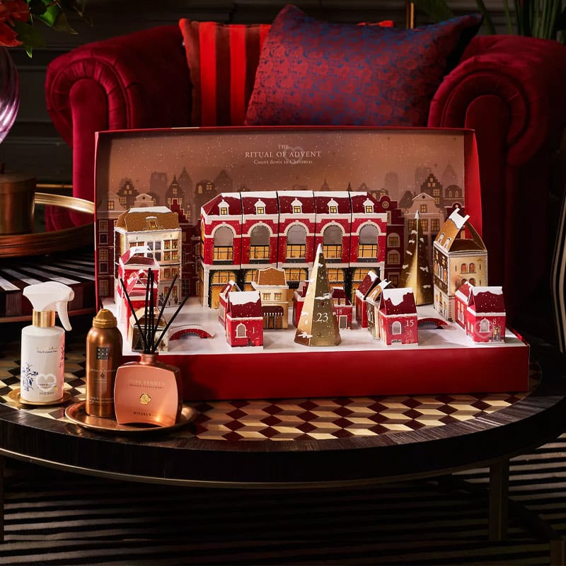 calendrier de l'avent rituals 2024 version premium représentant village de 24 maisons illuminées avec à l'intérieur des produits de beautés visage, corps et des bougies en grand format