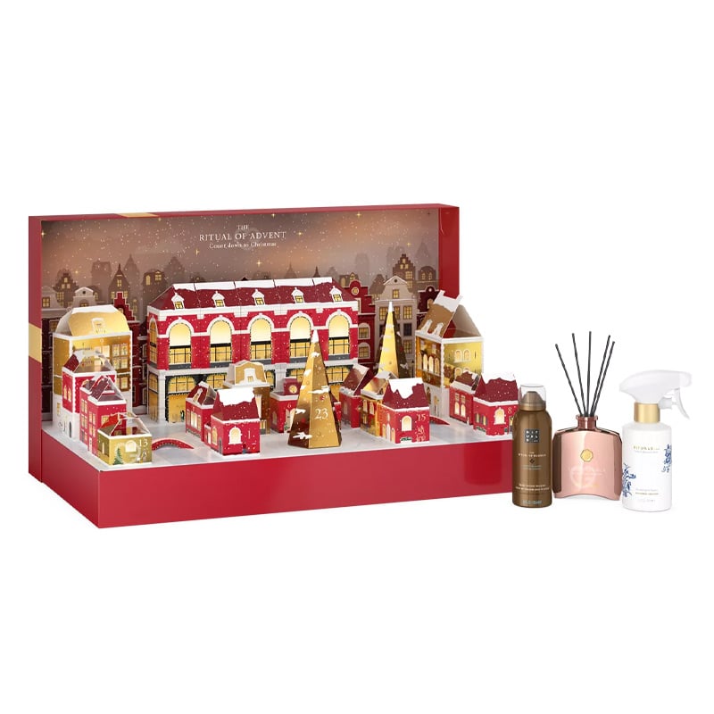 calendrier de l'avent rituals 2024 version premium représentant village de 24 maisons illuminées avec à l'intérieur des produits de beautés visage, corps et des bougies en grand format