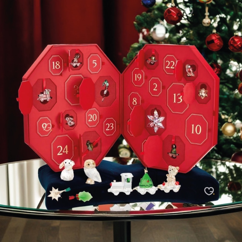 Calendrier de l'Avent Swarovski 2024 dans un coffret rouge avec un noeud