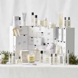 coffret beauté luxe blanc illustré calendrier de l'avent The White Company 2024 contenant des soins visage et corps et des bougies