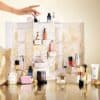 coffret beauté luxueux rue montaigne calendrier de l'avent dior 2024 ouvert montrant les 24 créations de la marque : maquillage; soins et parfums luxe