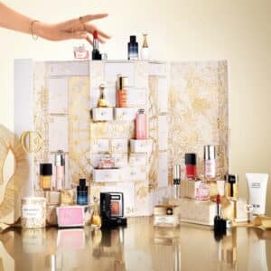 coffret beauté luxueux rue montaigne calendrier de l'avent dior 2024 ouvert montrant les 24 créations de la marque : maquillage; soins et parfums luxe