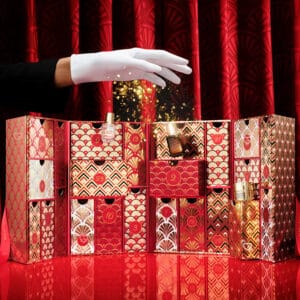 coffret beauté luxe rouge et or calendrier de l'avent estee lauder 2024 contenant 24 produits maquillage soin visage parfum