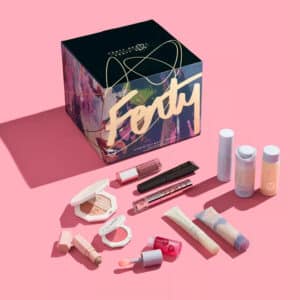 calendrier de l'avent fenty beauty 2024 contenant 12 produits beauté dédié au maquillage et soins