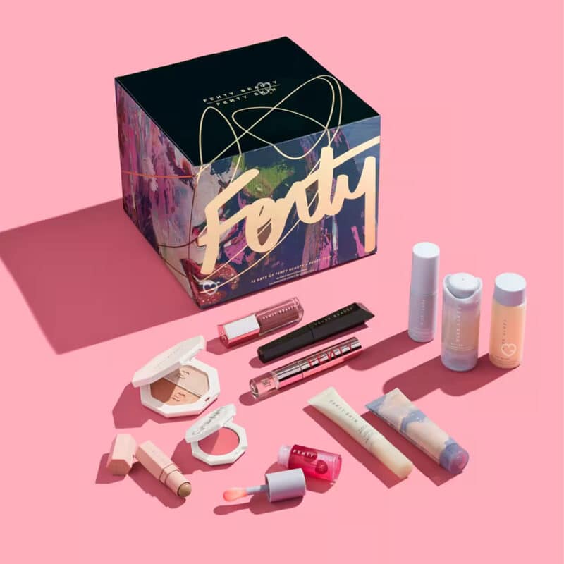 calendrier de l'avent fenty beauty 2024 contenant 12 produits beauté dédié au maquillage et soins