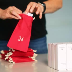sachet cousu Calendrier de l'Avent Dr hauschka 2024 avec 24 produits de beauté soins visage et corps ingrédient naturel