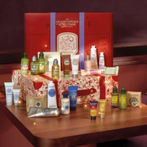 coffret beauté illustré toile de jouy calendrier de l'avent l'occitane 2024 avec 24 produits soins visage, corps et cheveux fabriqué en provence