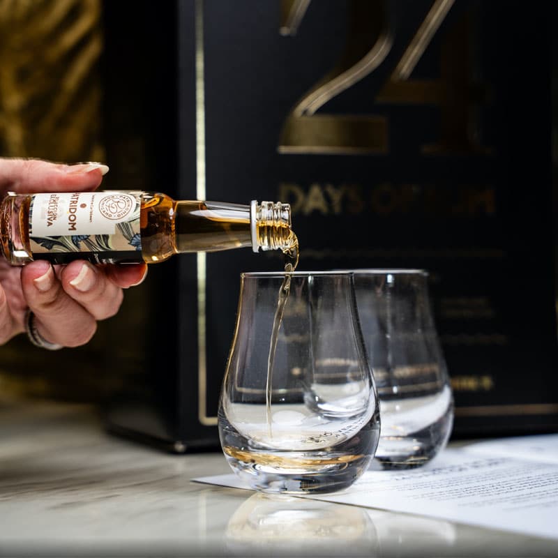 Calendrier de l'avent 24 days of Rum 2024 edition black avec 24 Rhum alcool adulte avec 2 verres dégustation