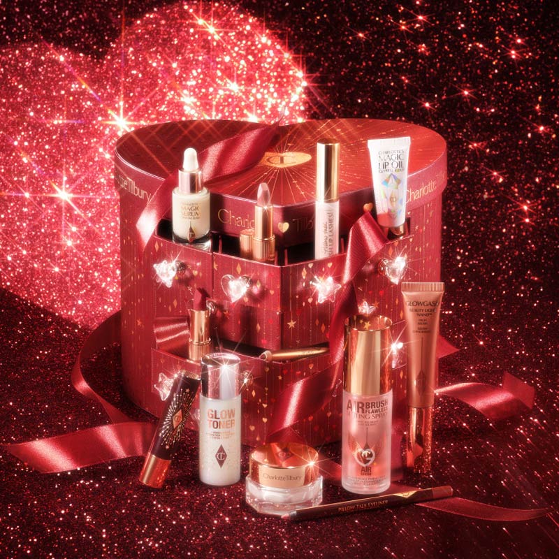 Calendrier de l'Avent Charlotte Tilbury 2024 en forme de coeur avec 12 produits de beauté maquillage