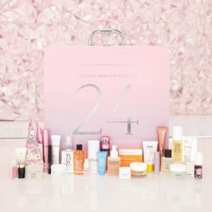 calendrier de l'avent revolve 2024 en forme de valise rose contenant 27 produits de beauté soin visage corps, maquillage et cheveux