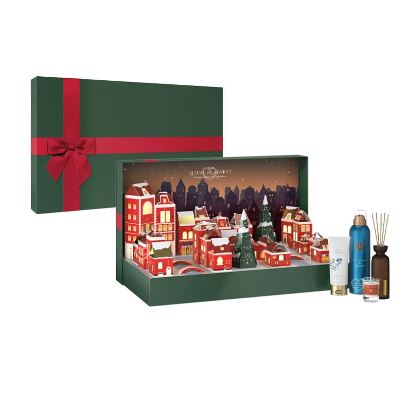 calendrier de l'avent rituals 2024 version deluxe représentant village de 24 maisons illuminées avec à l'intérieur des produits de beautés visage, corps et des bougies