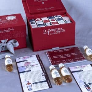 calendrier de l'avent whisky le club des connaisseurs présenté dans un coffret rouge contenant 24 whisky du monde à déguster