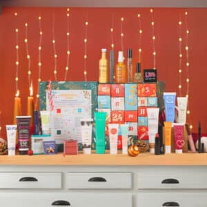 coffret beauté vert avec noeud calendrier de l'avent Glowria 2024 avec 25 produits de soins beauté visage corps et maquillage