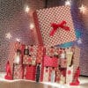 coffret beauté luxe rouge et or calendrier de l'avent estee lauder 2024 contenant 24 produits maquillage soin visage parfum