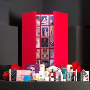 coffret luxe rouge calendrier de l'Avent vogue 2024 contenant 25 produits de beauté multimarque pour visage, corps, maquillage