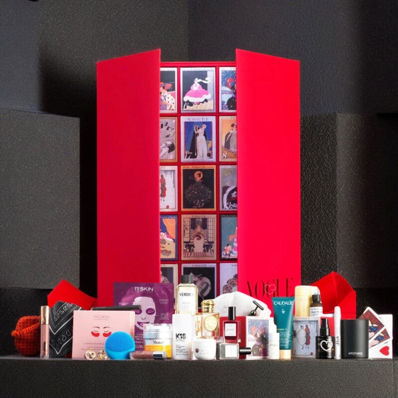 coffret luxe rouge calendrier de l'Avent vogue 2024 contenant 25 produits de beauté multimarque pour visage, corps, maquillage