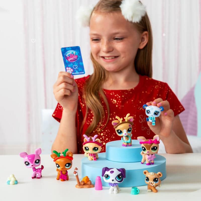 calendrier de l'avent littlest pet shop 2024 contenant des figurines animaux et acessoires